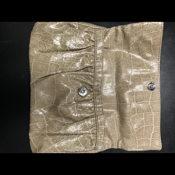 Women’s alligator like beige clutch - Picture 4 of 7